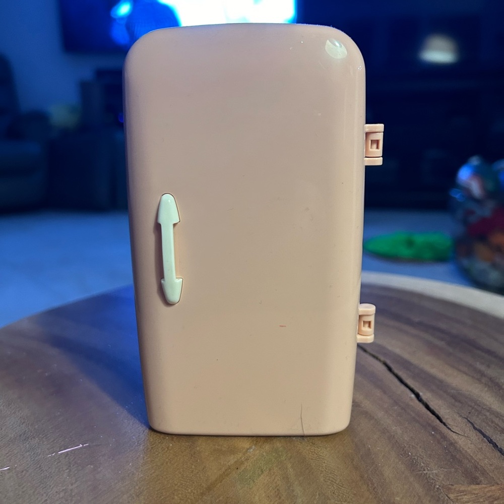 Mini pink fridge pencil holder.